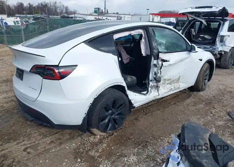 2024 Tesla Model Y Long Range Dual Motor All-Wheel Drive z USA, uszkodzony, nr VIN 7SAYGDEE2RA335897